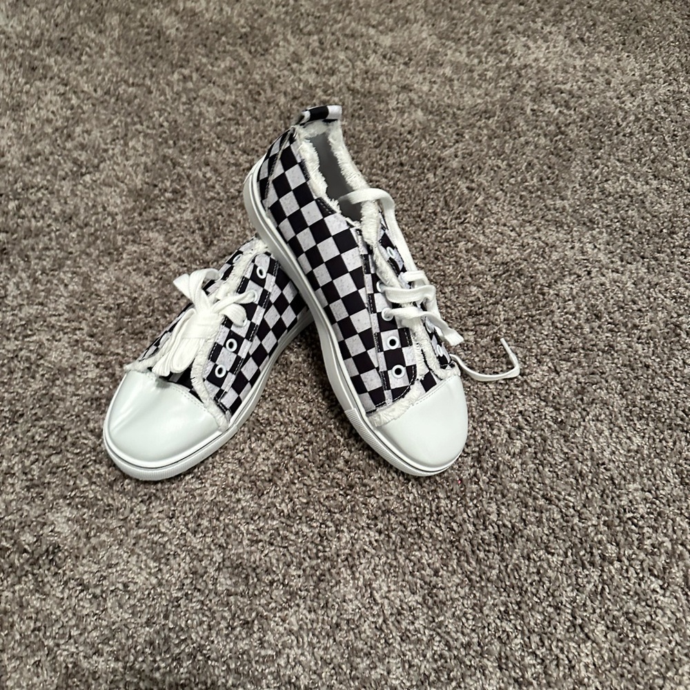 Black and white lace up tenny shoe / Never worn